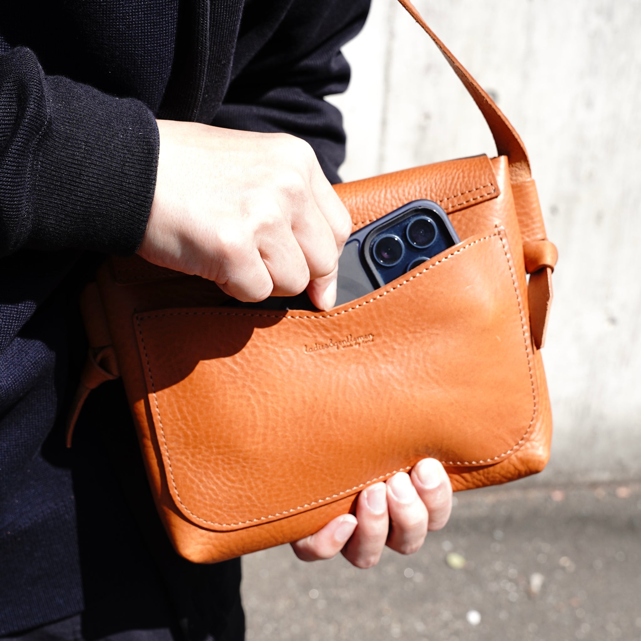 美品 イビサ ショルダーバッグ 斜め掛け サコッシュ ロゴチャーム オールレザー サコッシュ ナイロン 縦型 ショルダーバッグ レディース 日本製